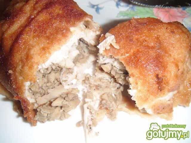 Pierś kurczaka faszerowana pieczarkami Pierś kurczaka faszerowana pieczarkami