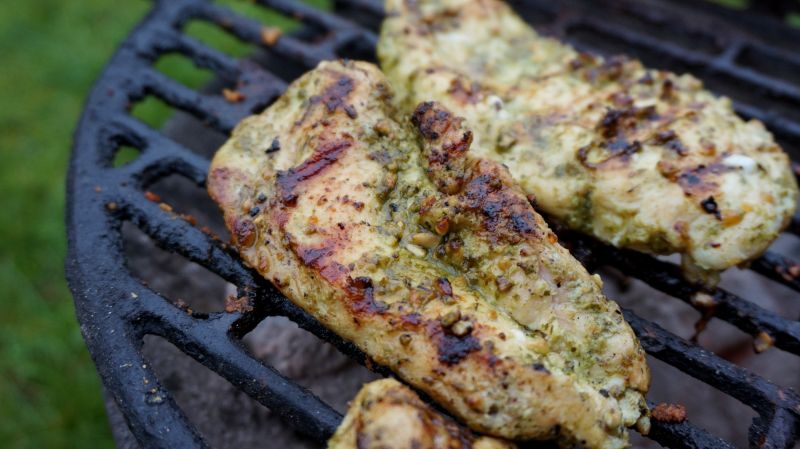 Pierś kurczaka grillowana w bazyliowym pesto