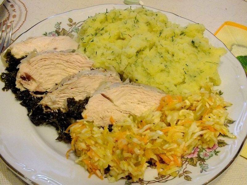 Pierś kurczaka na liściach jarmużu