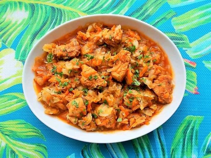 Pierś kurczaka w młodej kapuście 