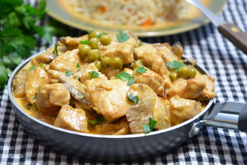 Pierś kurczaka w sosie śmietanowym z warzywami 