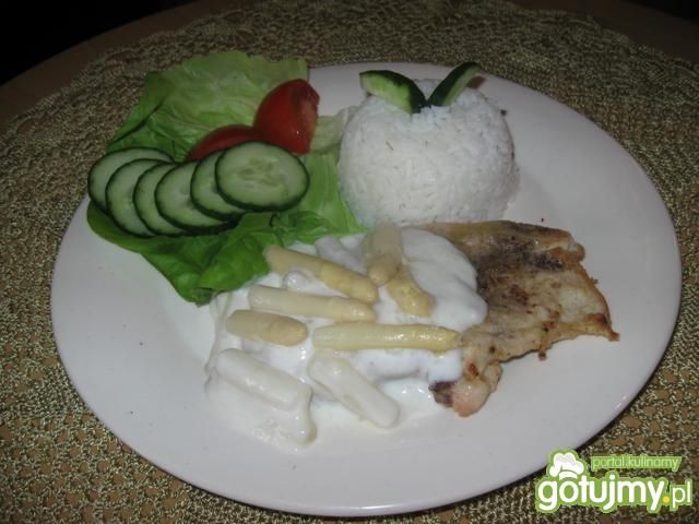 Pierś kurczaka w sosie szparagowym.