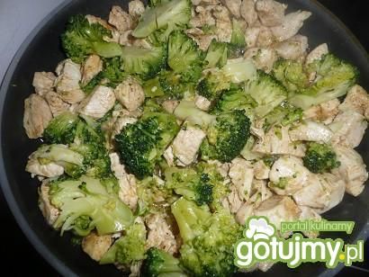 Pierś kurczaka z brokułami Pierś kurczaka z brokułami