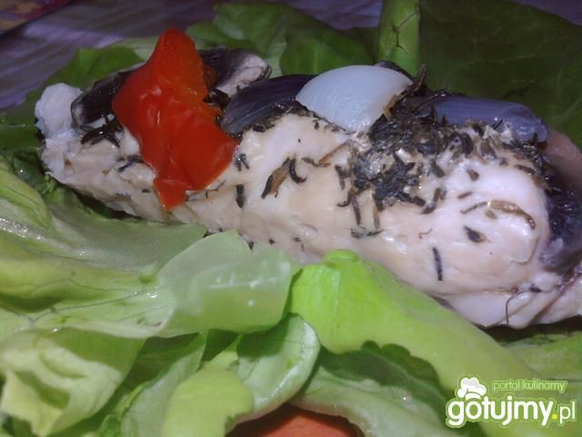 Pierś kurczaka z czerwoną cebulą