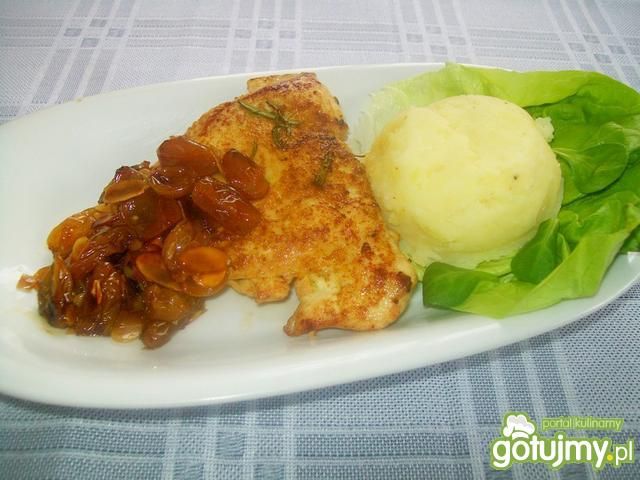 Pierś kurczaka z rodzynkami i migdałami