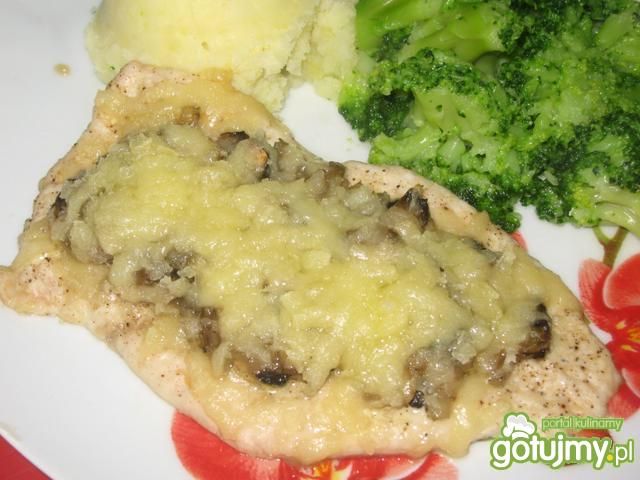 Piers kurczaka zapieczony z pieczarkami Piers kurczaka zapieczony z pieczarkami