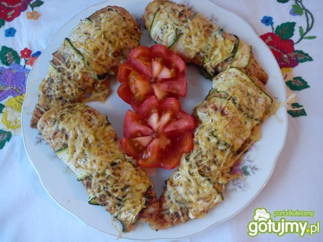 Pierś owinięta cukinią osypana serem Pierś owinięta cukinią osypana serem