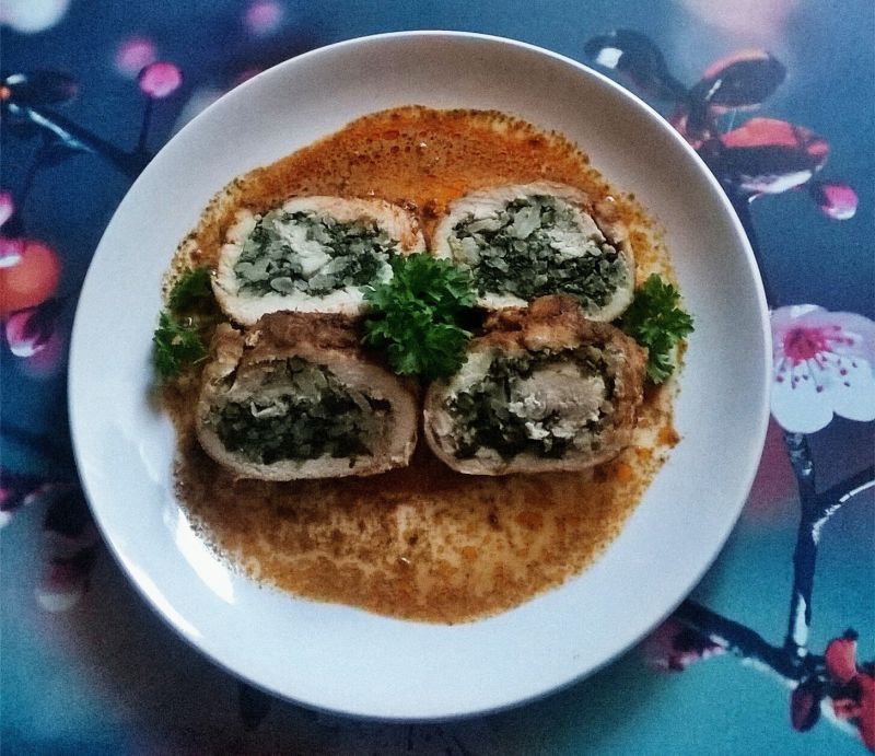 Pierś pieczona z szpinakiem, ryżem i pieczarkami Pierś pieczona z szpinakiem, ryżem i pieczarkami