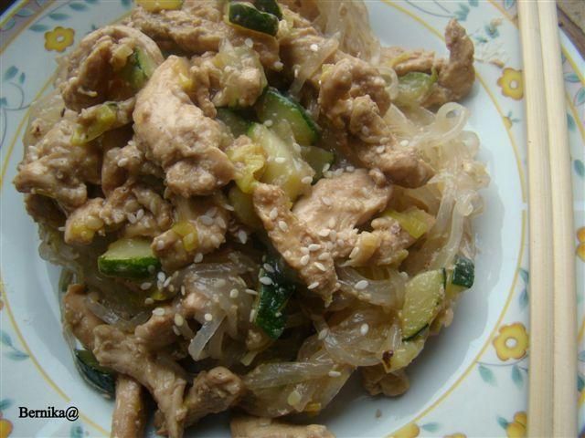 Pierś teryiaki z makaronem ryżowym