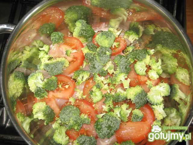 Pierś w brokulach w sosie smietanowym