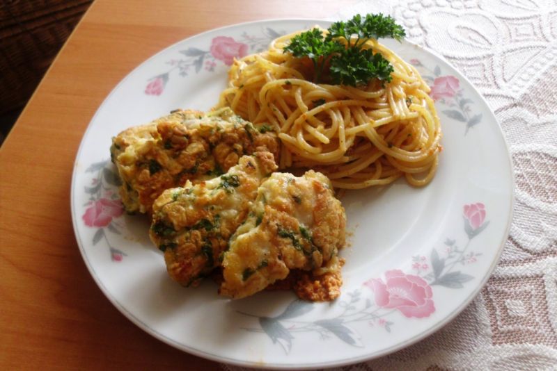 Pierś w panierce z makaronem z czerwonym pesto
