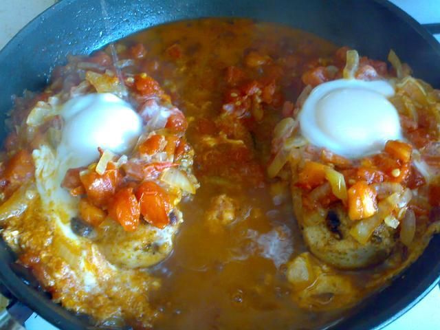 pierś w pomidorach z jajkiem