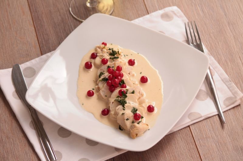 Pierś w salsie tuńczykowej z porzeczką