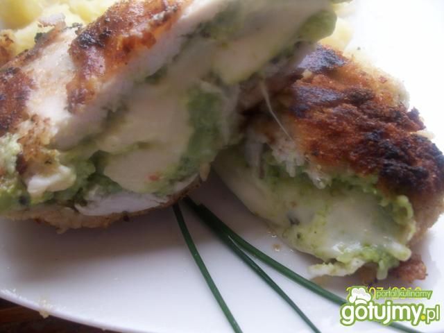 pierś z brokułowym kremem i mozzarellą