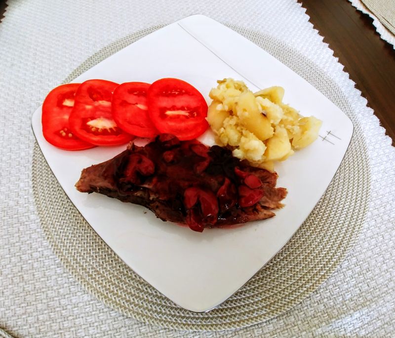 Pierś z gęsi w sosie wiśniowym Pierś z gęsi w sosie wiśniowym