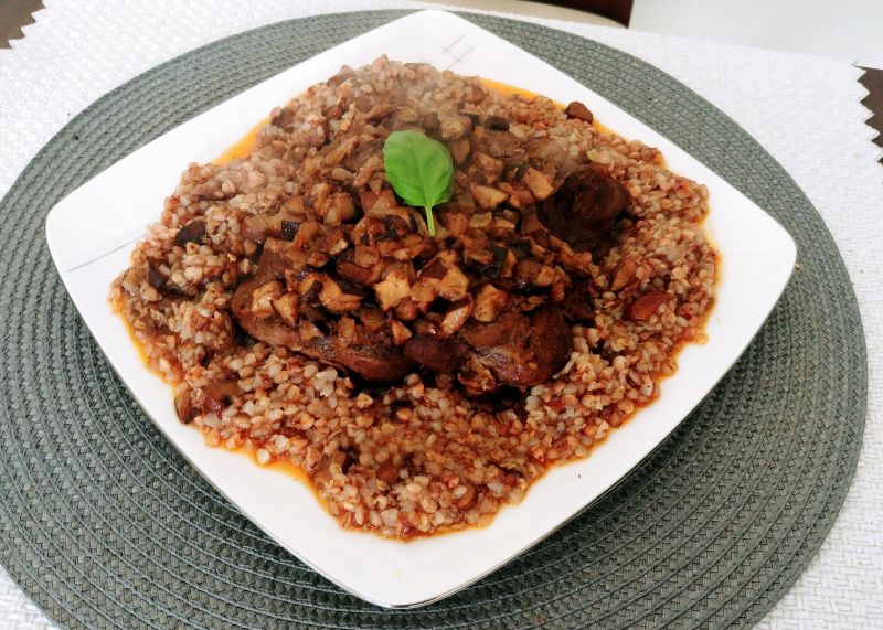 Pierś z gęsi z grzybami i kaszą gryczaną Pierś z gęsi z grzybami i kaszą gryczaną