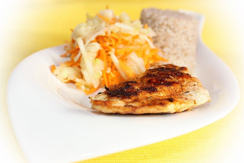 Pierś z grilla z surówką z jabłka i marchewki   Pierś z grilla z surówką z jabłka i marchewki