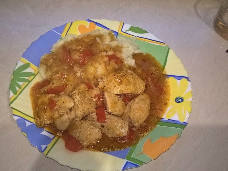 Pierś z indyka duszona z papryką