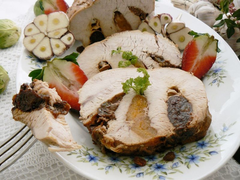 Pierś z indyka nadziewana owocami Pierś z indyka nadziewana owocami