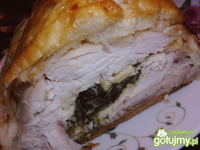Pierś z indyka nadziewana szpinakiem  Pierś z indyka nadziewana szpinakiem