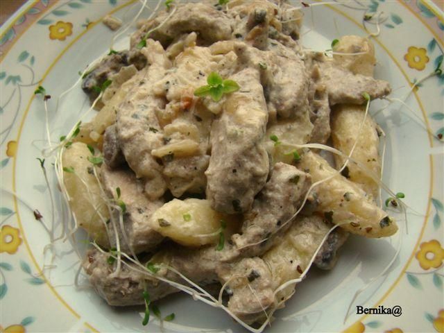 Pierś z indyka w śmietanie z kiełkami 