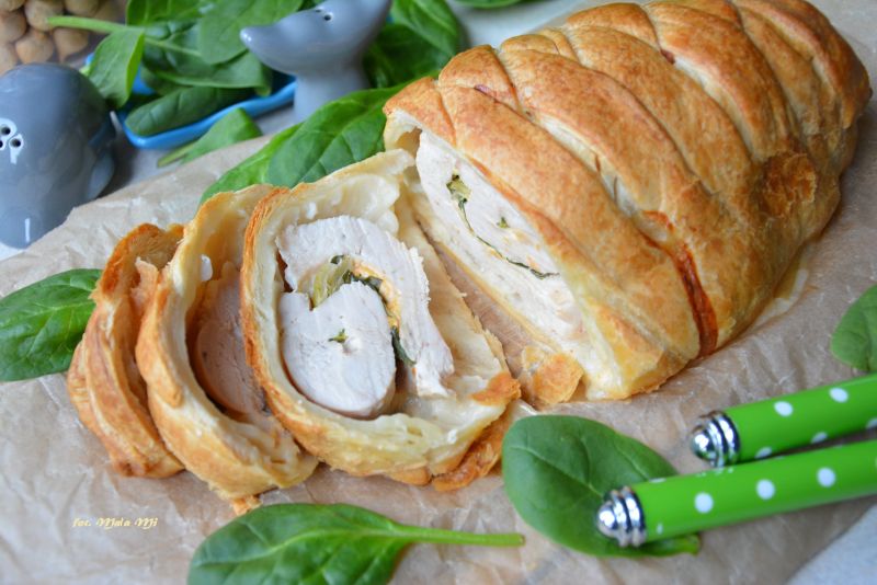 Pierś z indyka z dodatkami w cieście francuskim