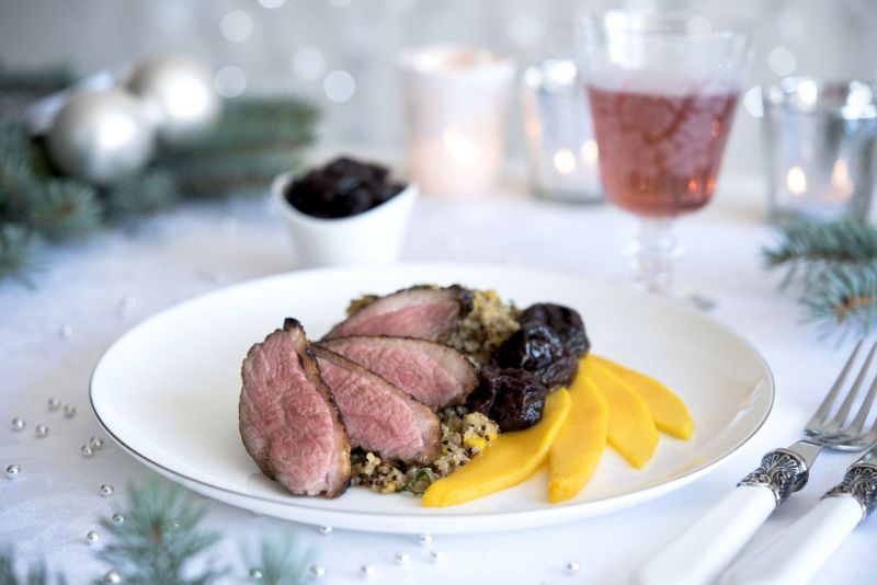 Pierś z kaczki marynowana w soku ze śliwek kalifornijskich, podana z cytrynową komosą ryżową