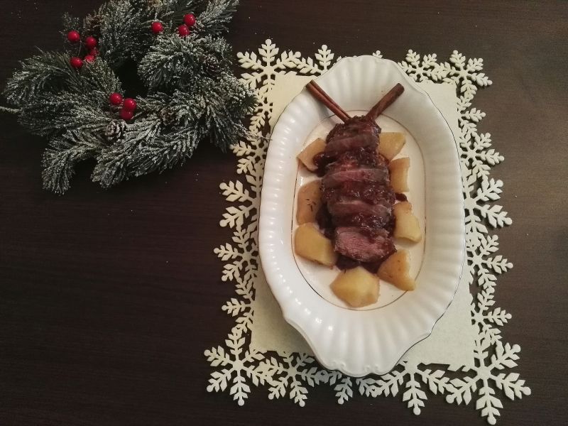 Pierś z kaczki w sosie piernikowo - jabłkowym