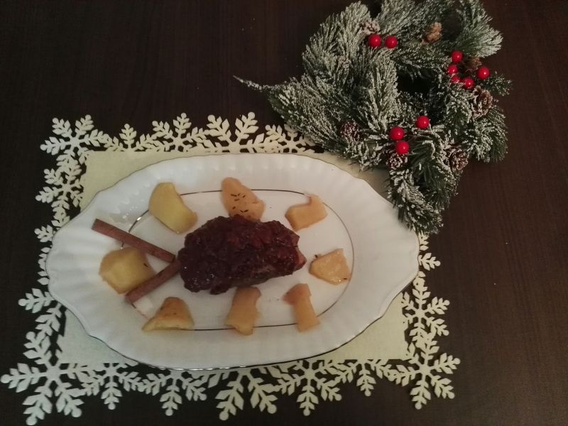 Pierś z kaczki w sosie piernikowo - jabłkowym