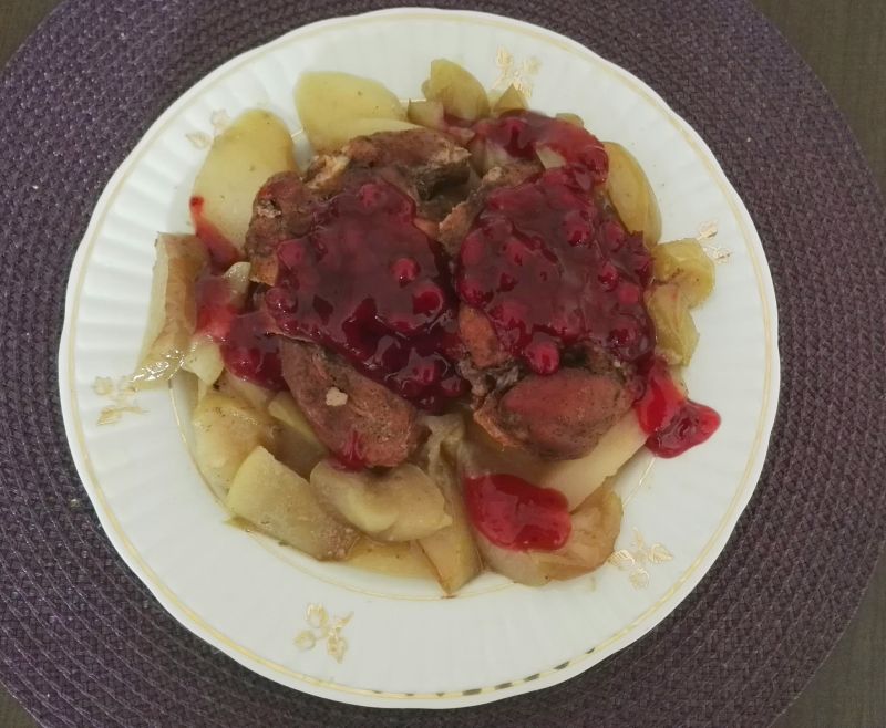 Pierś z kaczki z jabłkami, gruszką i żurawiną