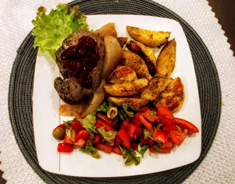 Pierś z kaczki z jabłkami i żurawiną