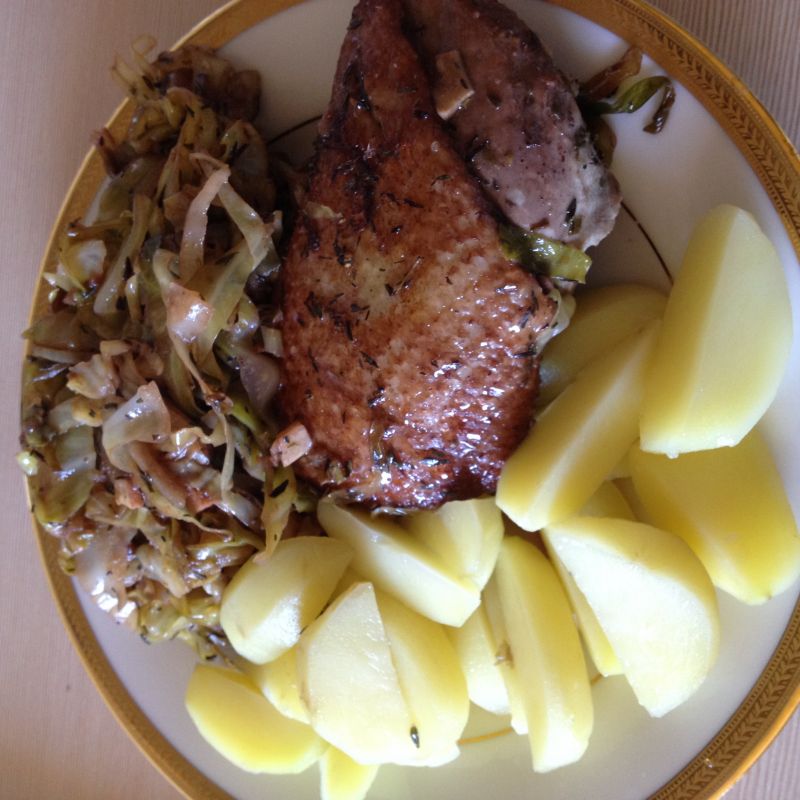 Pierś z kaczki z młodą kapustą i ziemniaczkami