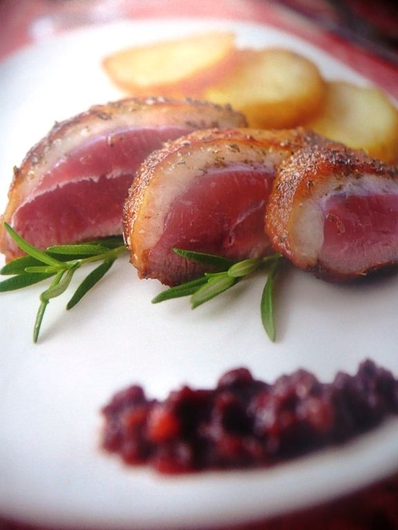 Pierś z kaczki z sosem żurawinowym Pierś z kaczki z sosem żurawinowym