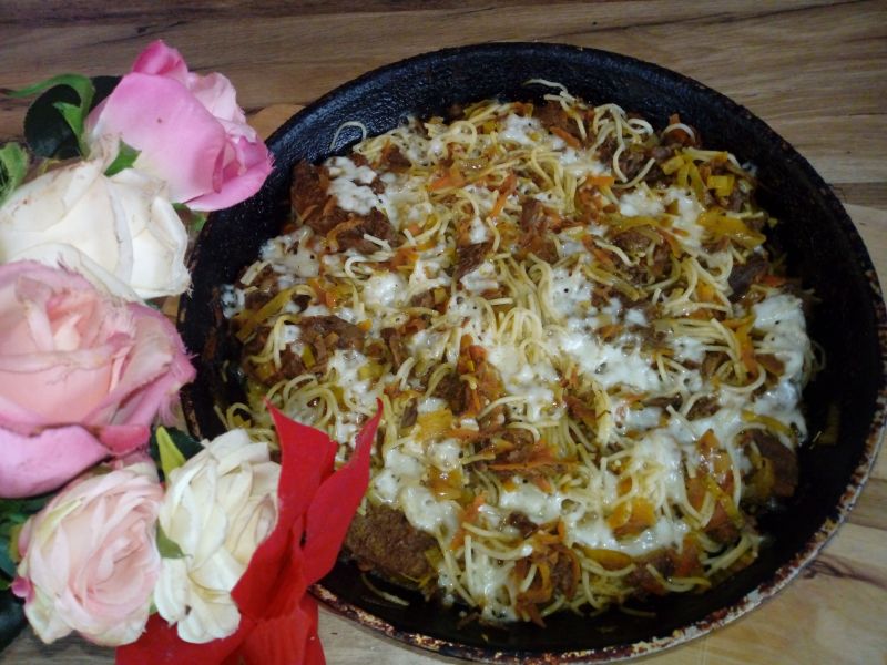 Pierś z kaczki z warzywami i makaronem