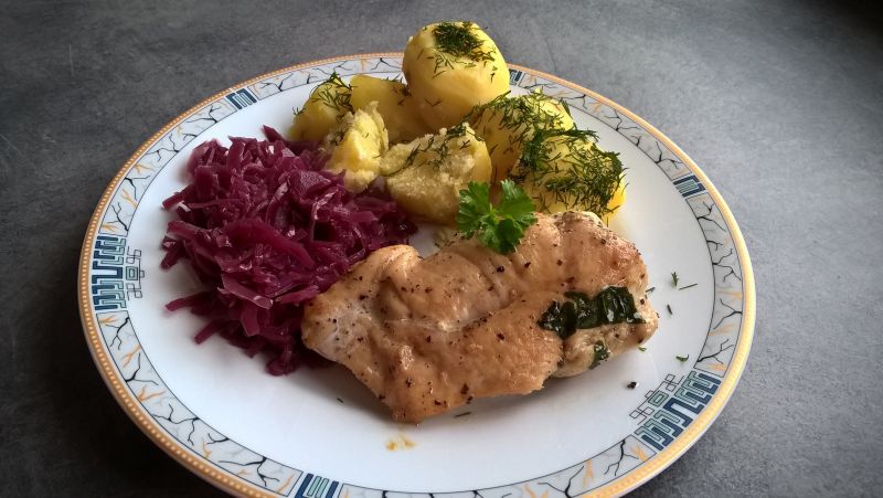 Pierś z kurczaka faszerowana ogórkiem i szpinakiem