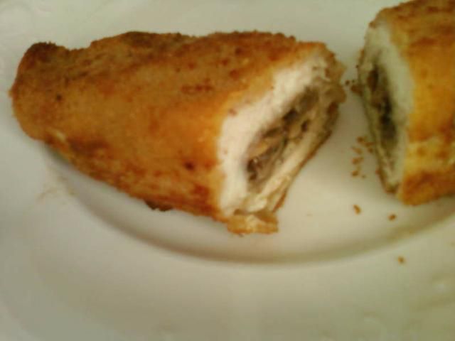 Pierś z kurczaka faszerowana pieczarkami Pierś z kurczaka faszerowana pieczarkami