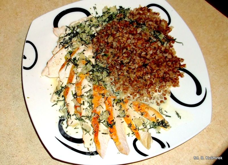 Pierś z kurczaka  gotowana na parze z kaszą grycza Pierś z kurczaka  gotowana na parze z kaszą grycza