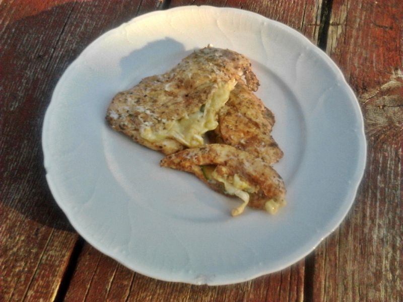 Pierś z kurczaka grilowana z cukinią i serem pleśn