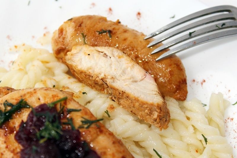 Pierś z kurczaka marynowana w maślance -z żurawiną Pierś z kurczaka marynowana w maślance -z żurawiną