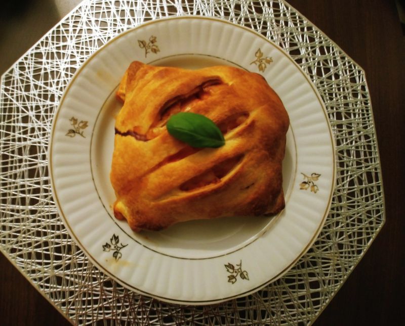 Pierś z kurczaka "na bogato" w cieście francuskim Pierś z kurczaka "na bogato" w cieście francuskim