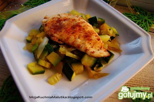 Pierś z kurczaka na duszonej cukinii