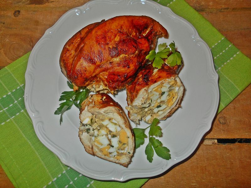 Pierś z kurczaka nadziana jajkiem Pierś z kurczaka nadziana jajkiem