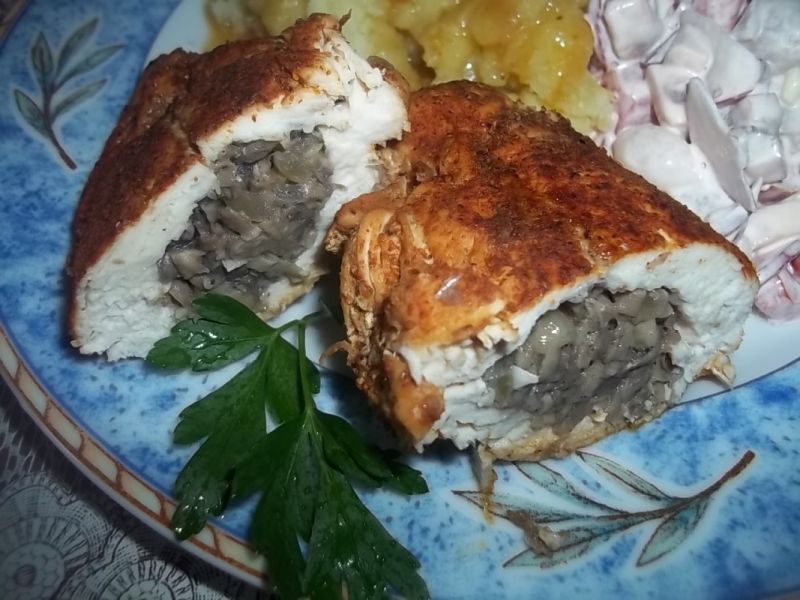 Pierś z kurczaka nadziana pieczarkami Pierś z kurczaka nadziana pieczarkami