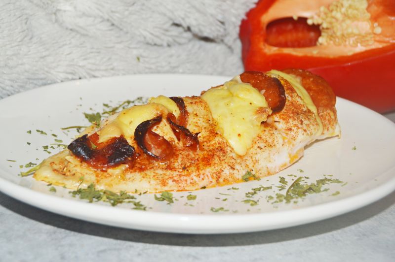 Pierś z kurczaka nadziana salami i serem