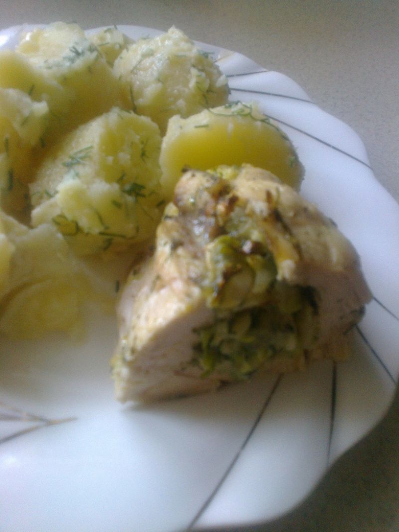 Pierś z kurczaka nadziewana młoda kapustą Pierś z kurczaka nadziewana młoda kapustą