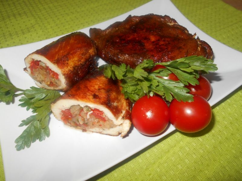 Pierś z kurczaka nadziewana sałatą i pomidorkami  Pierś z kurczaka nadziewana sałatą i pomidorkami