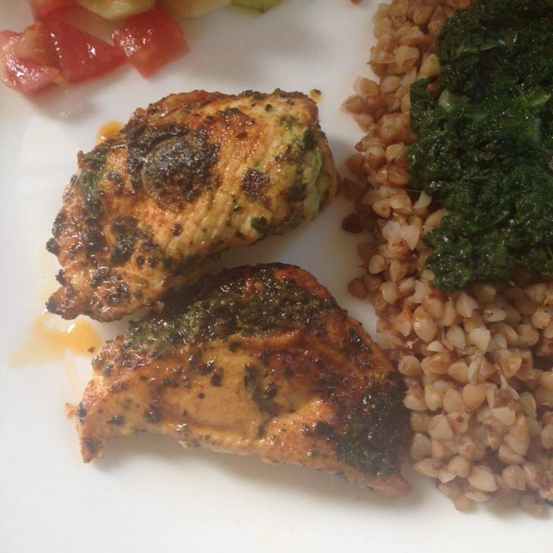 Pierś z kurczaka nadziewana zielonym farszem Pierś z kurczaka nadziewana zielonym farszem