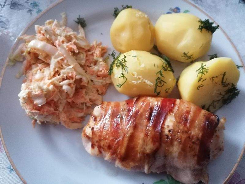 Pierś z kurczaka owinięta boczkiem Pierś z kurczaka owinięta boczkiem