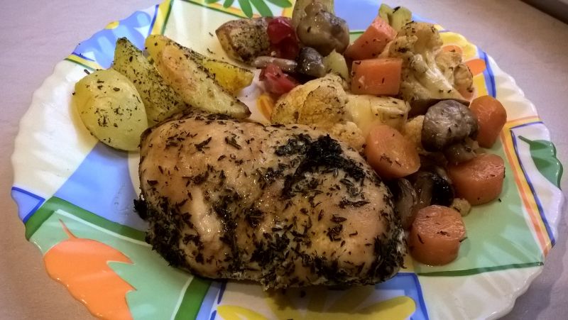 Pierś z kurczaka pieczona z warzywami Pierś z kurczaka pieczona z warzywami