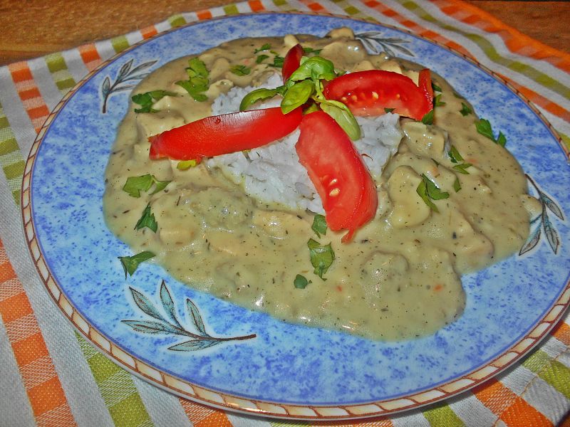 Pierś z kurczaka w bazyliowo-kalafiorowym sosie Pierś z kurczaka w bazyliowo-kalafiorowym sosie